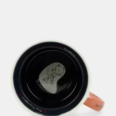 Caneca cerâmica branca e rosa com desenho de gato e texto no interior.