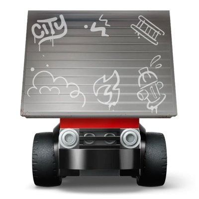 Veículo LEGO com cobertura cinza decorada e rodas pretas