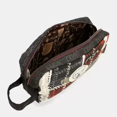 Necessaire em tecido com padrão geométrico colorido e interior em tecido castanho com texto