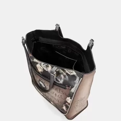 Mala tote castanha com padrão floral e bolso exterior com texto visível.