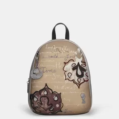 Mochila bege com estampas e alças pretas isolada