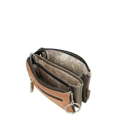 Carteira pequena de couro sintético castanho, bege e preto com zíperes e argola metálica.