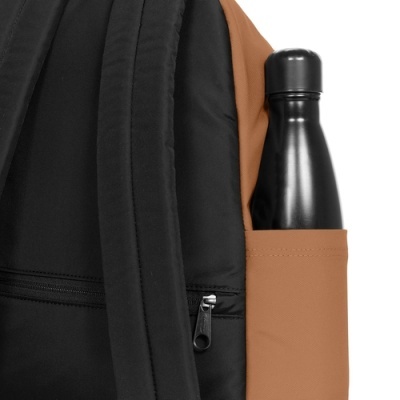 Mochila preta e castanha com garrafa preta no bolso lateral