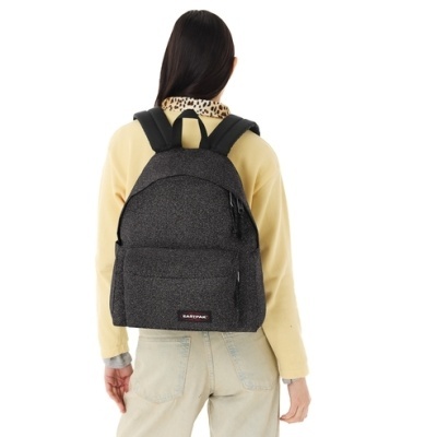 Mochila preta EASTPAK com etiqueta vermelha em pessoa vista de costas