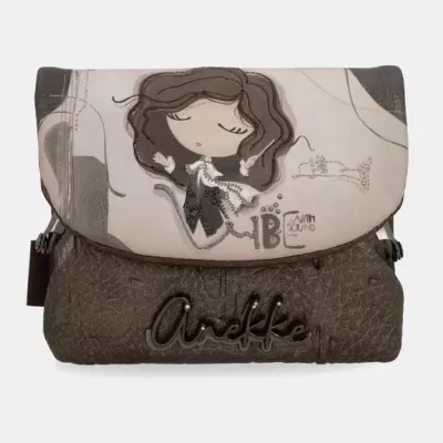 Mala de mão Aneffke castanha e bege com desenho de personagem feminino na aba
