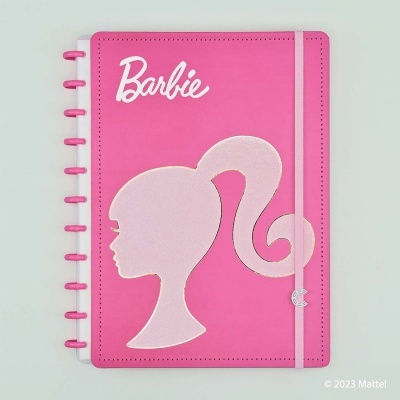 Caderno rosa com perfil da Barbie em relevo e texto Barbie na capa
