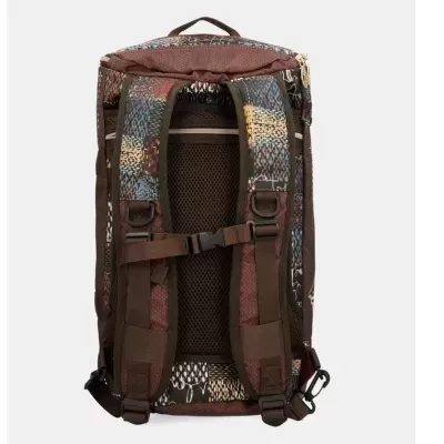 Mochila castanha multicolorida vista de trás com alças acolchoadas e painel em rede