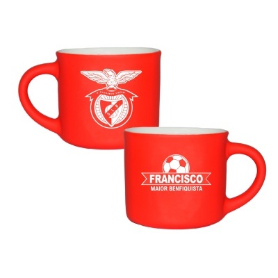 Duas canecas vermelhas do SL Benfica, uma com emblema e outra com texto personalizado