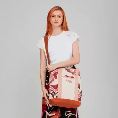 Mochila de tecido floral em tons vermelhos e bege com base e alças laranja