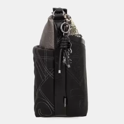 Mala em couro preto e castanho com detalhes metálicos e correia estampada