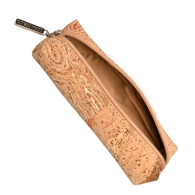 Estojo pequeno em cortiça com fecho, padrão natural e etiqueta 'CORKAS'