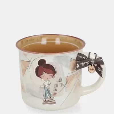 Caneca de cerâmica com ilustração de rapariga e laço castanho no cabo
