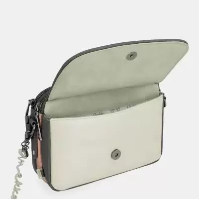 Bolsa pequena tipo carteira creme e castanho com fecho magnético e pendente decorativo