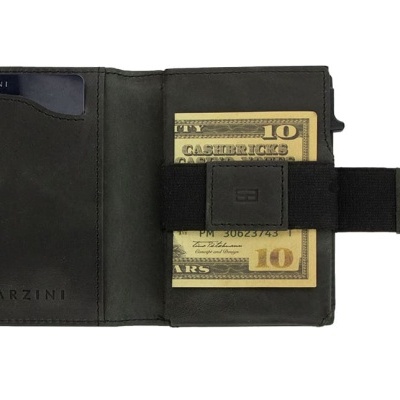 Carteira preta aberta com notas e cartão