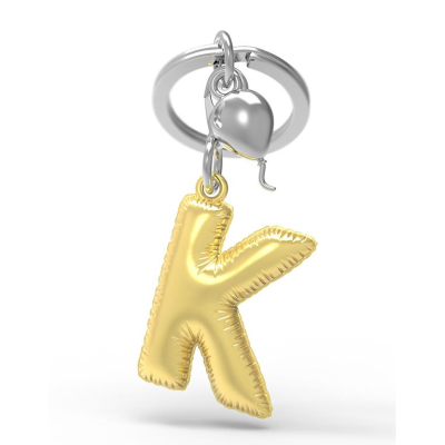 Porta-chaves com pendente dourado em forma de letra K e capacete prateado