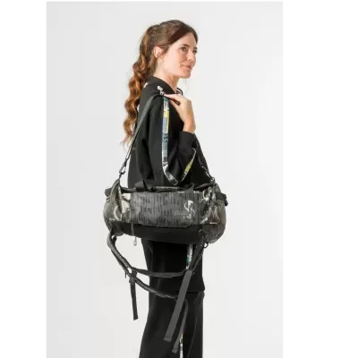 Mala desportiva camuflada com texto Anekke