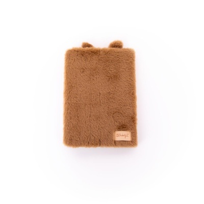 Capa de pelúcia castanha retangular com orelhas e etiqueta
