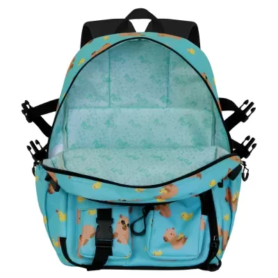Mochila azul clara com padrão de patos e ursos e interior com padrão Oh my POP!