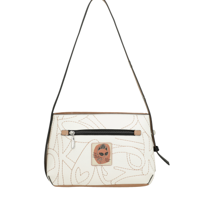 Mala de ombro branca com padrão abstrato castanho e etiqueta com rosto e texto