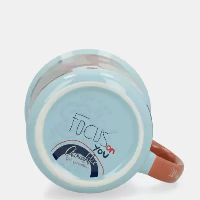 Base de caneca azul clara com texto Focus on you Anekke