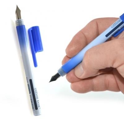 Caneta tinteiro azul e branca com tampa azul e escrita office box