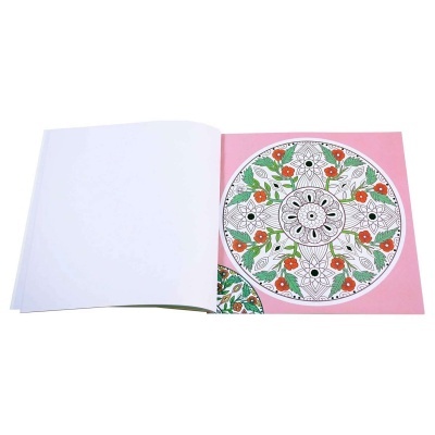 Livro de colorir aberto com desenho de mandala com folhas verdes e flores vermelhas