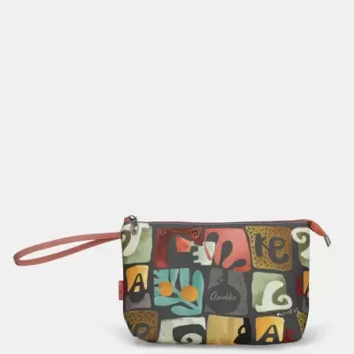 Bolsa colorida com padrão geométrico e letras, alça rosa e fecho vermelho