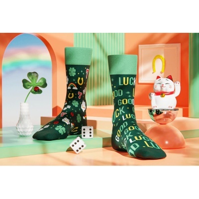 meias verdes com símbolos de sorte e texto, apresentadas com elementos decorativos de sorte