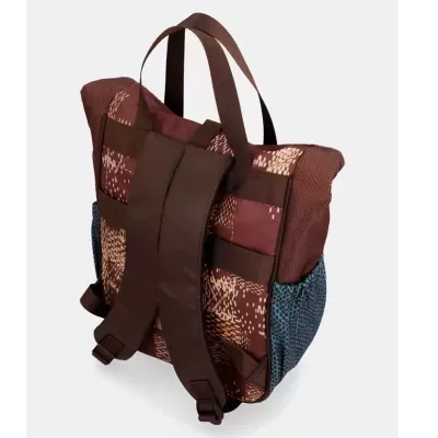 Mochila castanha com padrão abstrato e bolsos laterais azuis