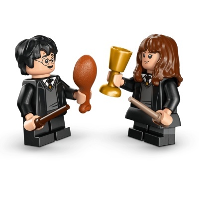 Duas figuras LEGO de estudantes com acessórios variados em fundo branco.