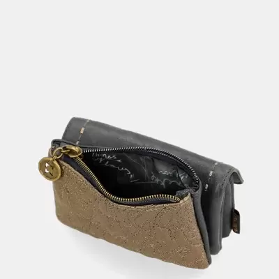 Carteira preta com bolsa castanha texturada e fecho de correr dourado