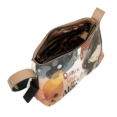 Bolsa de mão estampada com alça castanha e preto e fecho superior aberto.