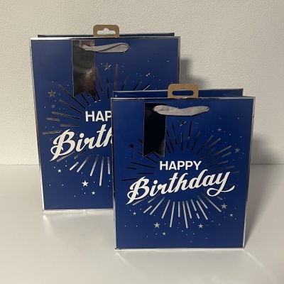 Duas caixas de presente azuis com texto 'HAPPY Birthday' em branco e estrelas douradas