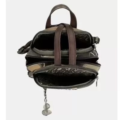 Mochila castanha e bege com padrão de letras e três compartimentos abertos