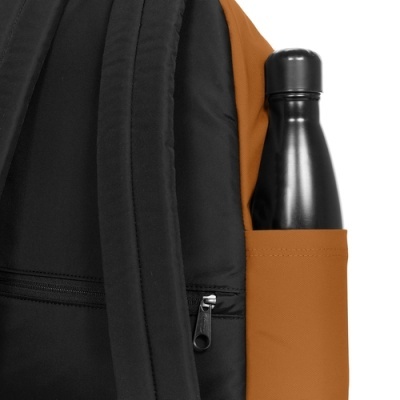 Garrafa preta num bolso lateral alaranjado de mochila preta e alaranjada
