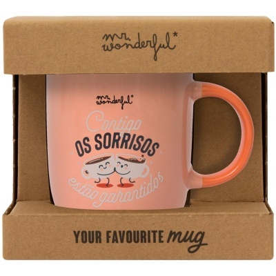 Caneca rosa com desenhos e caixa de cartão