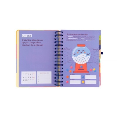 Planner aberto com página lilás mostrando setembro, ilustração de máquina de bolas de gomas coloridas e abas coloridas