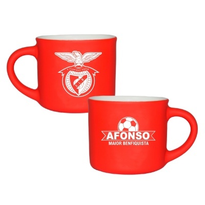 Duas canecas vermelhas com emblema do SL Benfica e texto personalizado em branco