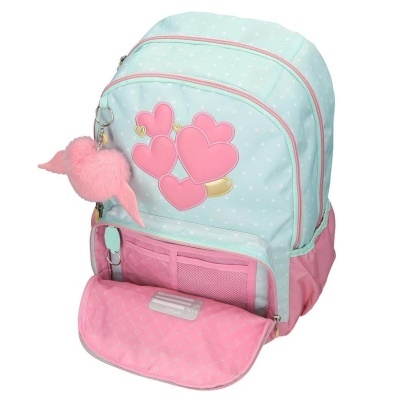 Mochila azul clara com corações rosa e bolso frontal aberto cor-de-rosa.