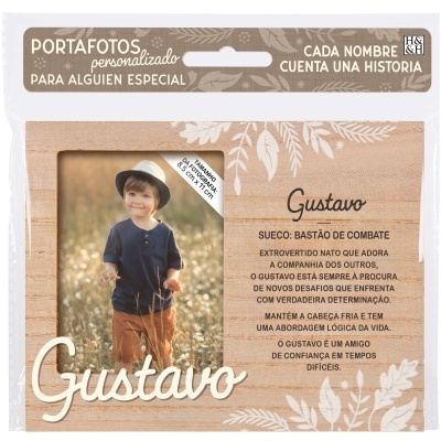 Porta-fotos personalizado em madeira com foto de criança e texto sobre o nome Gustavo