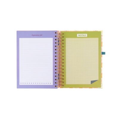 Caderno de notas espiral aberto com páginas verde e lilás para escrita