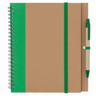 Caderno espiral com capa castanha, faixa verde e caneta verde junto