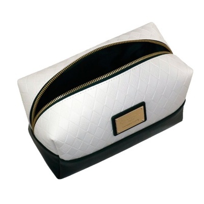Necessaire branca com padrão em losangos e base preta com fecho dourado