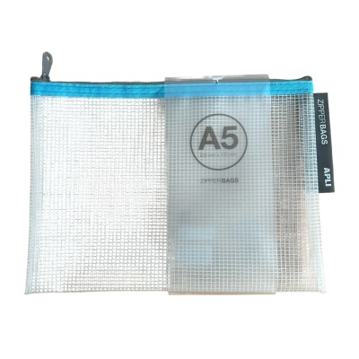 Estojo transparente A5 com fecho azul e etiqueta preta