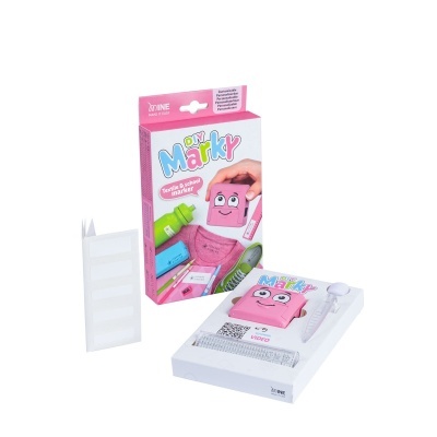 Conjunto DIY Marky marcador rosa em forma de cubo com rosto e acessórios em fundo branco