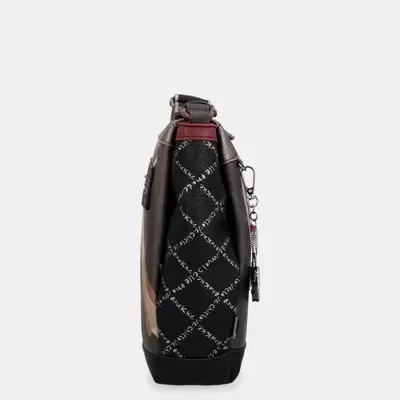 Mala de mão preta com padrão de texto branco e detalhes bordô