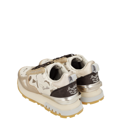 Par de ténis bege, branco e castanho Anekke com padrões abstratos e texto nas laterais e calcanhares.