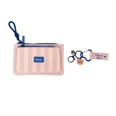Carteira pequena rosa às riscas com chaveiro azul e etiqueta Mama bear