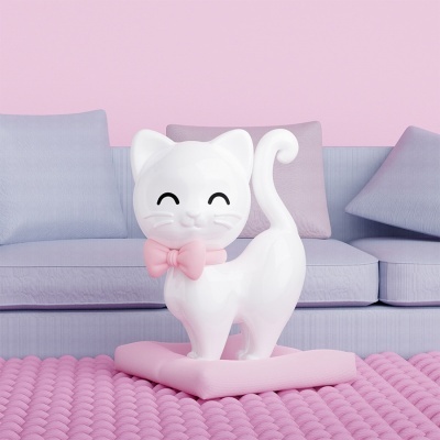 Estátua decorativa de gato branco com laço cor-de-rosa sobre tapete rosa, frente a sofá lilás