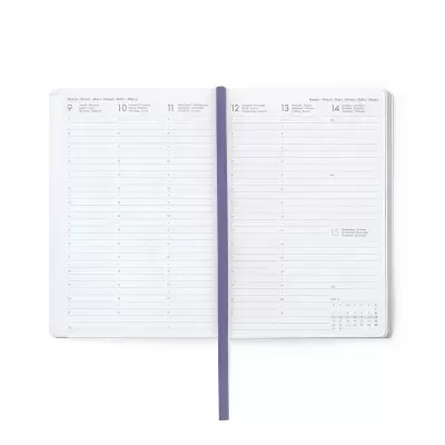 Agenda aberta com linhas e texto a preto, fita roxa no centro